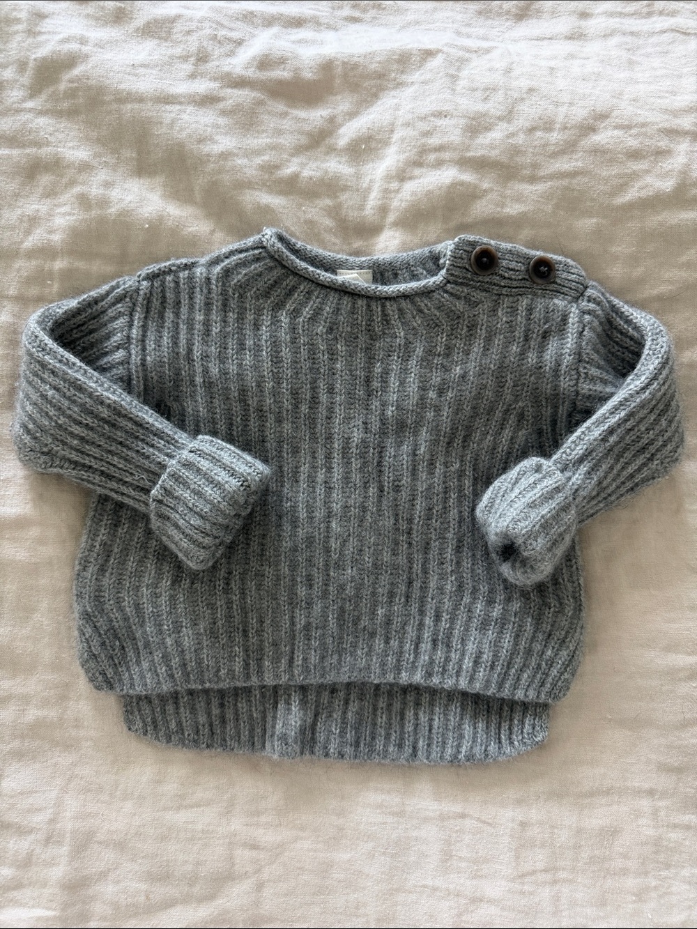 BR Cozy Rib-Knit Baby Fisherman Cashmere Sweater in Gray with Shoulder Buttons